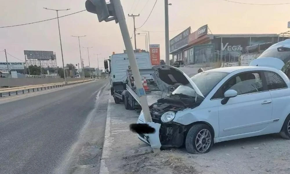 Τροχαίο στη Βάρης – Κορωπίου: Αυτοκίνητο καρφώθηκε σε κολόνα φαναριού